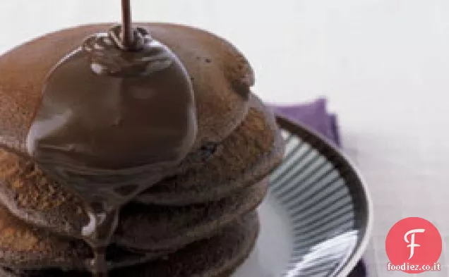 Torte alla piastra al cioccolato con salsa al cioccolato
