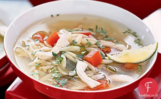 Zuppa di pollo, lime e orzo in stile Yucatan