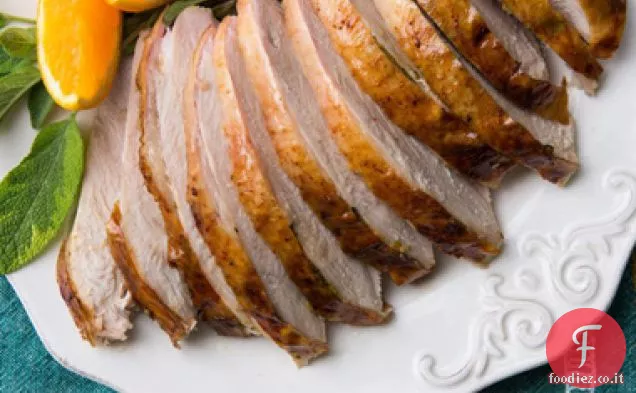 Citrus-Salvia arrosto petto di tacchino con sugo: Piccola folla