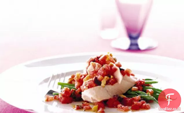 Pollo in camicia con pomodori, olive e fagiolini