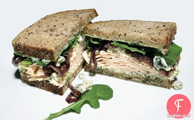 Tacchino affumicato, formaggio blu e panini alla cipolla rossa