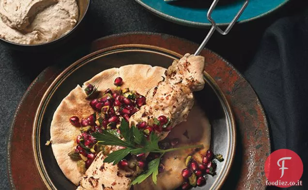 Spiedini di pollo speziati alla turca con gusto di melograno e yogurt tahini