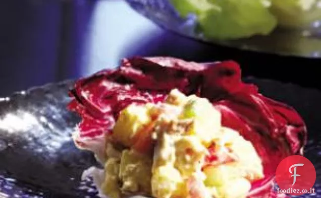 Insalata di patate in tazze di radicchio