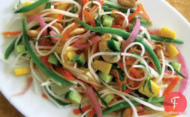 Insalata di spaghetti di riso al cocco e mango