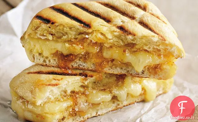 Panino con marmellata di fichi e cheddar artigianale alla griglia