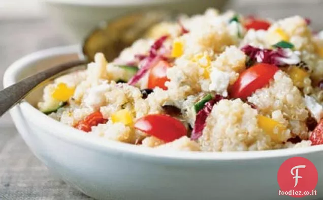 Insalata greca di quinoa rapida colorata