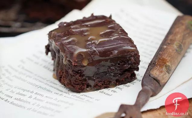 Brownies al cioccolato fondente a strati di caramello