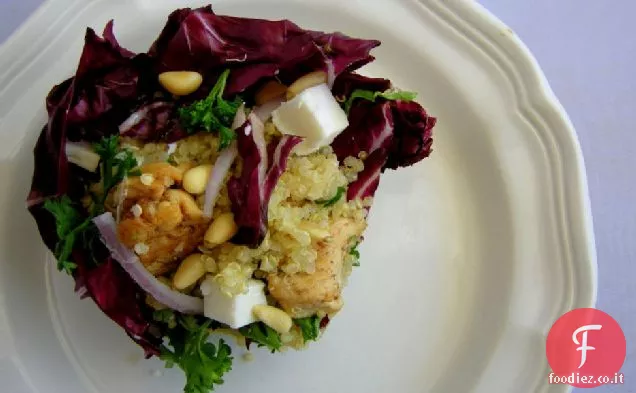 Insalata di quinoa fredda con pollo, pinoli e feta