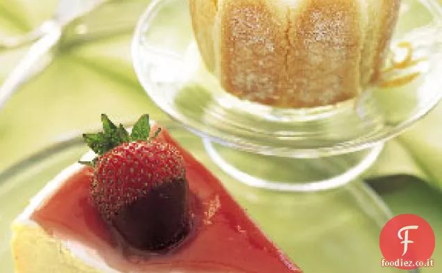 Cheesecake al Mascarpone con glassa al rabarbaro e fragole ricoperte di cioccolato