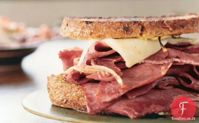 Panini alla griglia con carne in scatola e Fontina