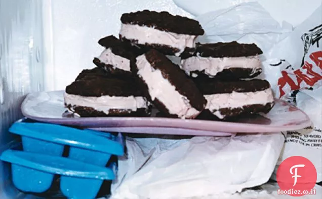 Biscotti al cioccolato con gocce di cioccolato e gelato alla fragola