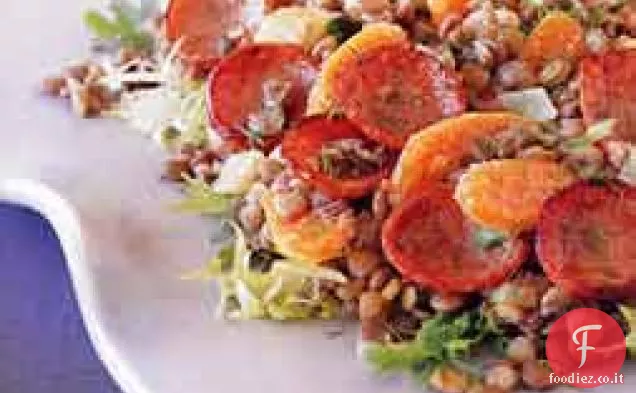 Kielbasa e insalata di lenticchie con condimento caldo di senape e finocchio