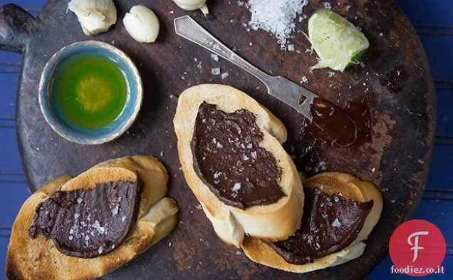 Cioccolato-Aglio Mojo con pane cubano tostato (Tostadas de Pan Cubano con Mojo de Chocolate)