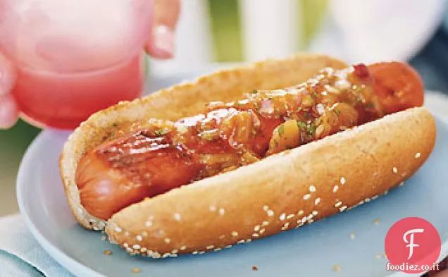 Hot Dog alla griglia con chutney di mango e salsa di cipolla rossa