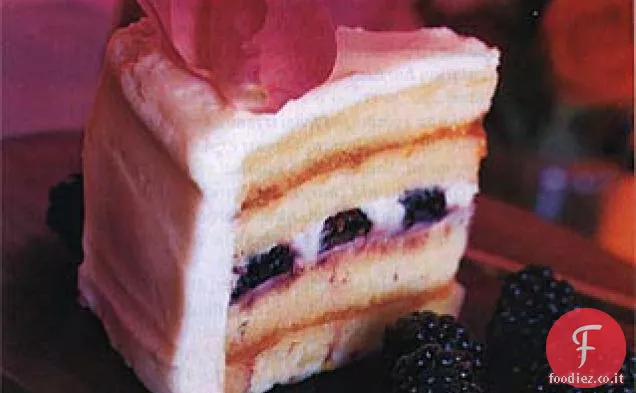 Torta nuziale con more e rose