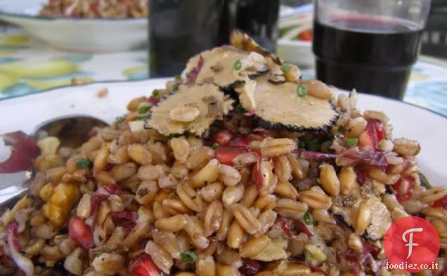 Insalata di farro autunnale con insalata di melograno, noci e tartufo