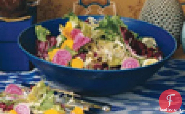 Barbabietola rasata e insalata di verdure amare con Vinaigrette balsamica all'aglio