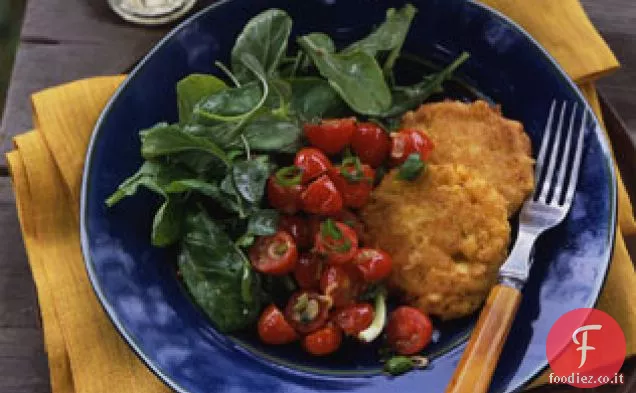 Frittelle di mais con rucola e insalata di pomodoro caldo