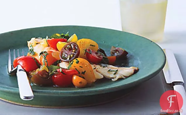Pesce con cetriolo al curry Acqua di pomodoro e insalata di erbe di pomodoro