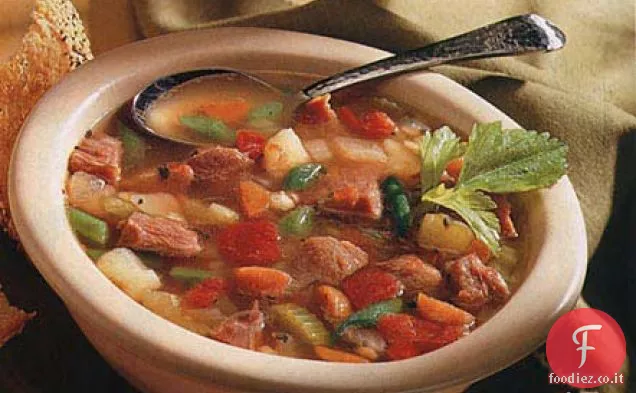 Prosciutto affumicato, orzo e zuppa di verdure