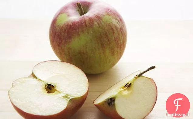 Heirloom Mela e insalata di Gouda affumicata con miele Salsa di noci