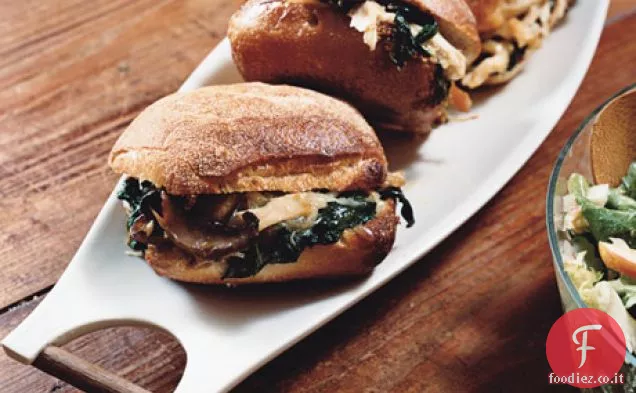 Panini caldi di pollo con funghi, spinaci e formaggio