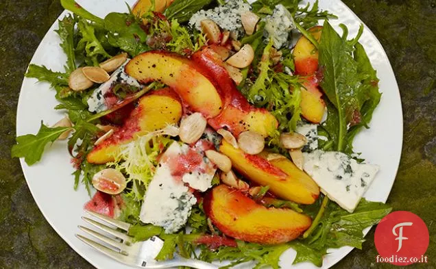 Insalata di nettarine e formaggio blu con vinaigrette di prugne