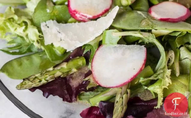 Insalata di verdure primaverili con asparagi, piselli, ravanelli e Ho