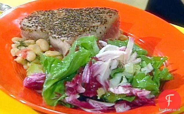 Bistecca di tonno au Poivre con fagioli bianchi e insalata di verdure amare