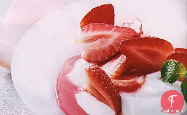 Formaggio dolce allo yogurt con fragole coniate