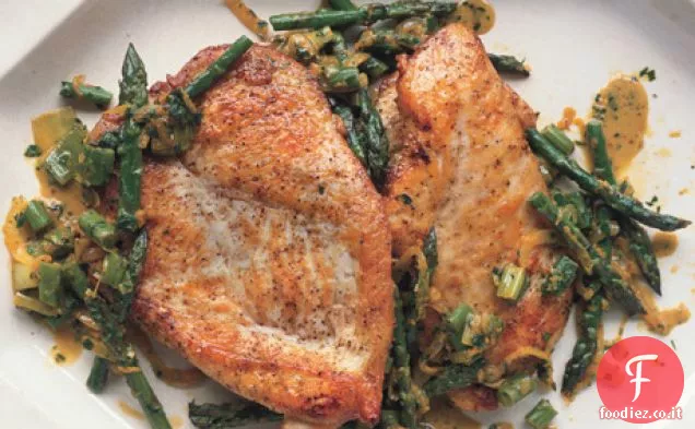 Saltate cotolette di pollo con Asparagi, Cipollotti e Prezzemolo-Dragoncello Gremolata