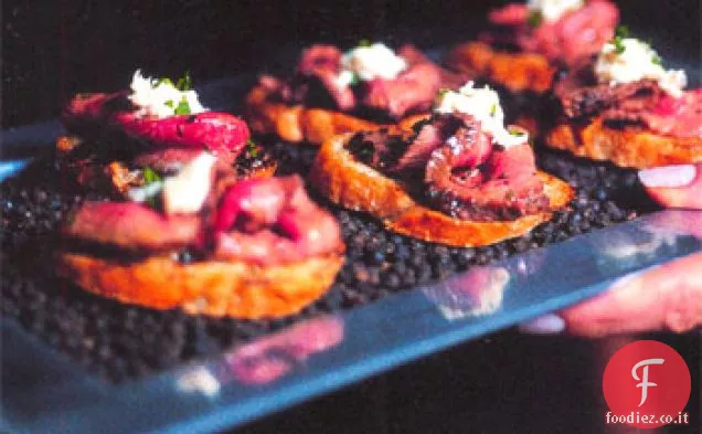 Bistecca in crosta di pepe con crema di rafano su crostini all'aglio grigliati