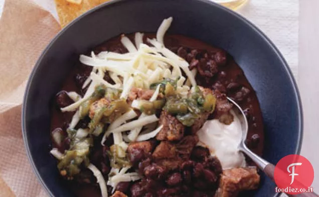 Peperoncino di fagioli neri con maiale croccante e salsa Poblano