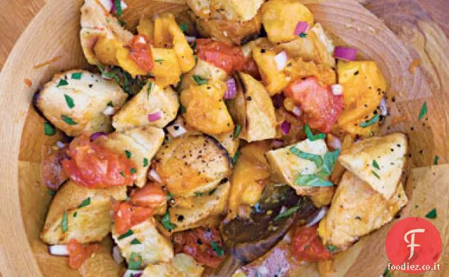 Pane alla griglia e insalata di pomodori