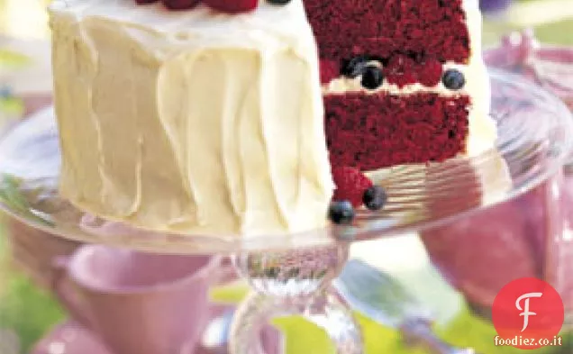 Torta di velluto rosso con lamponi e mirtilli