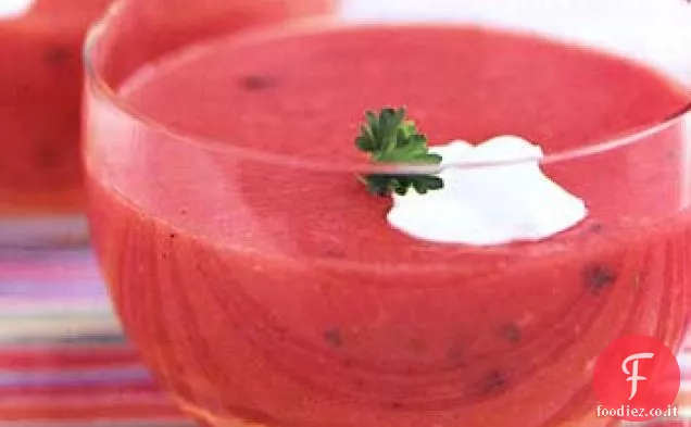 Zuppa fredda di pomodoro e panna acida