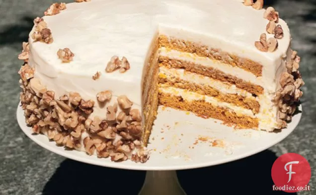 Torta di zucca a quattro strati con glassa di formaggio cremoso all'arancia