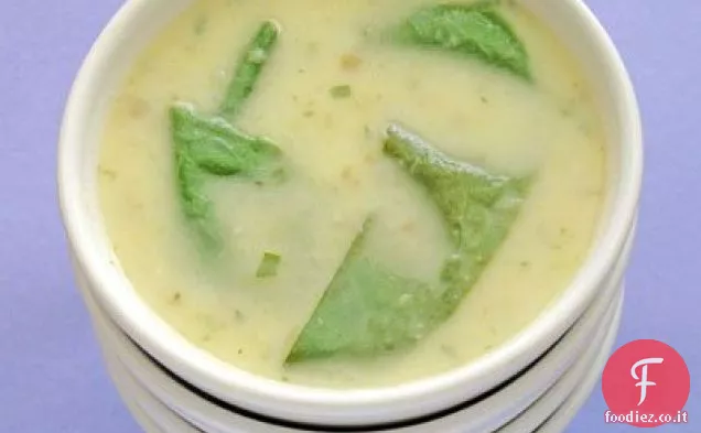 Zuppa di aglio verde con acetosa