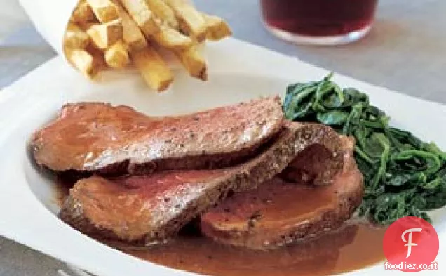 Filetto di manzo con salsa al vino rosso, crema di spinaci e patatine fritte al tartufo