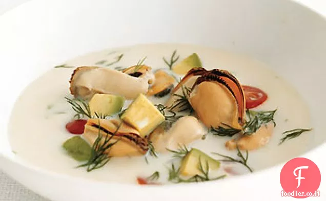Zuppa di cozze con avocado, pomodoro e aneto