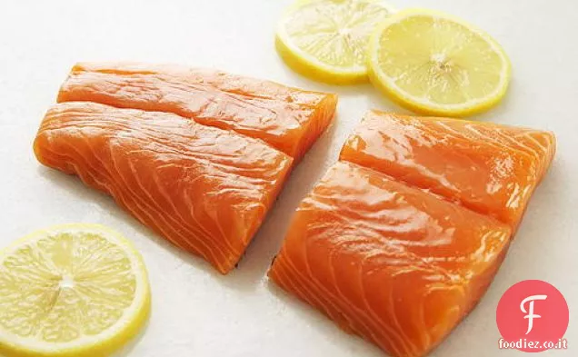 Salmone arrosto lento con salsa alle erbe primaverili