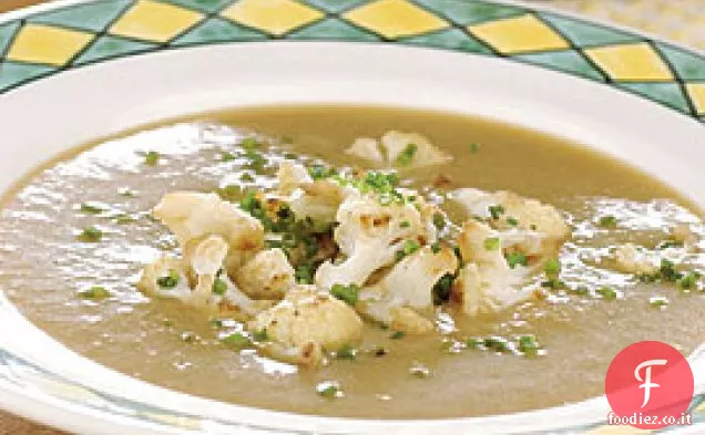 Zuppa cremosa di aglio arrosto con cavolfiore saltato e erbe fresche
