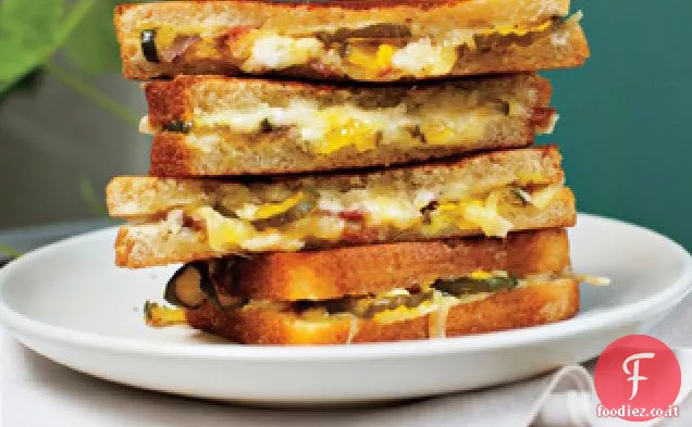 Panini alla griglia con prosciutto, formaggio e sottaceti