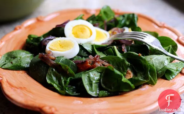 Insalata di spinaci con condimento caldo di pancetta
