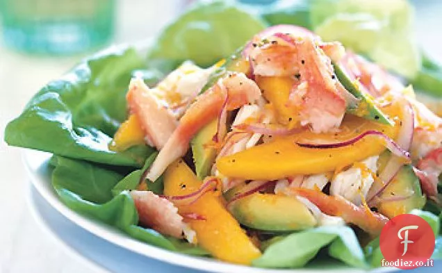 Insalata di granchio, mango e avocado con condimento agli agrumi