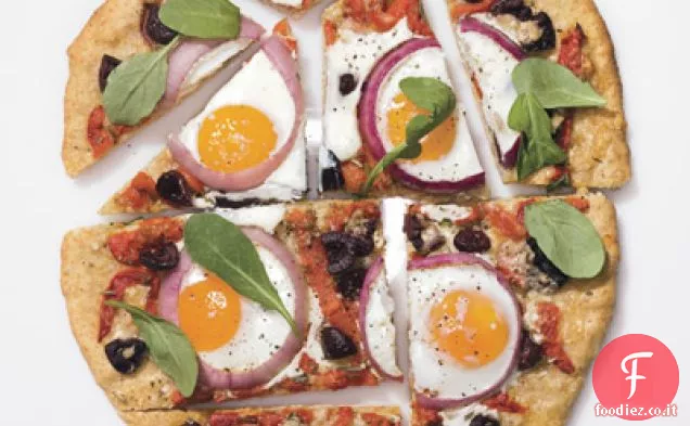 Pizza con Uova, Peperoni Rossi Arrostiti, Olive e Rucola
