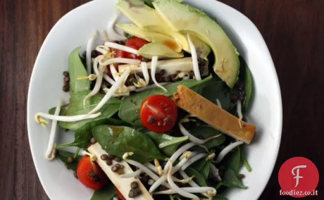 Tofu affumicato, lenticchie Le Puy e insalata di spinaci