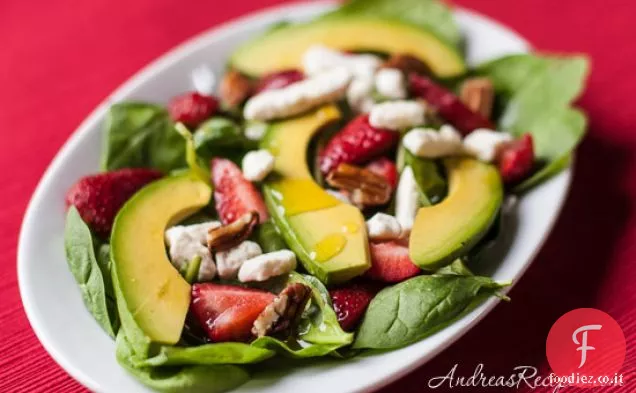 Insalata di spinaci alla fragola con avocado e vinaigrette di champagne