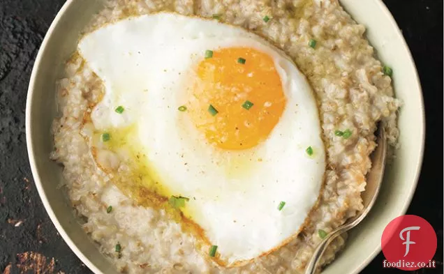 Farina d'avena salata con un uovo imbastito