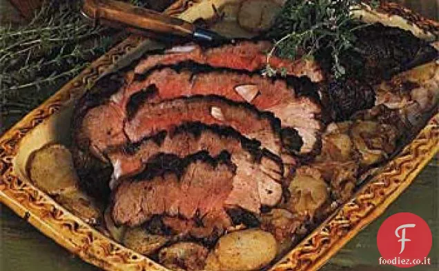 Coscia d'Agnello arrosto con patate e cipolle